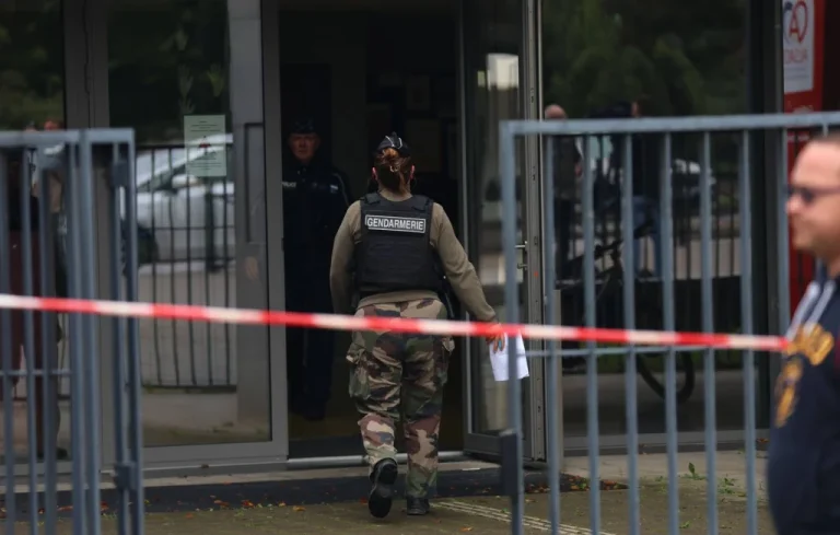 Un collégien poignardeur décède après l&rsquo;agression d&rsquo;une enseignante