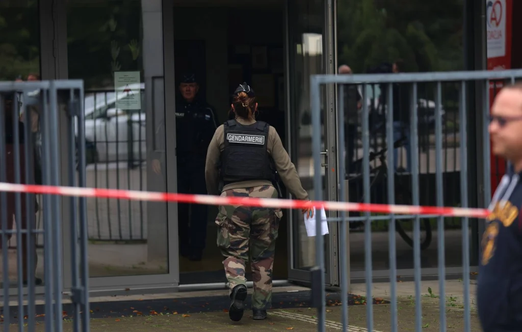 Un collégien poignardeur décède après l'agression d'une enseignante