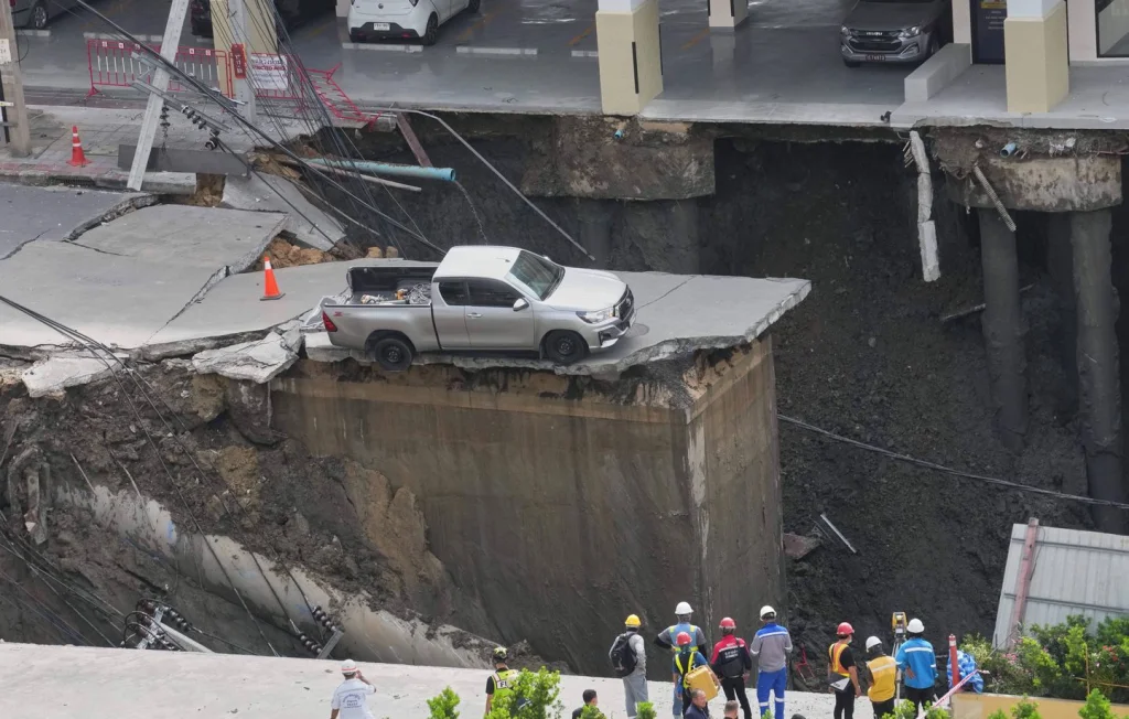 Un gouffre impressionnant s'ouvre à Bangkok en Thaïlande