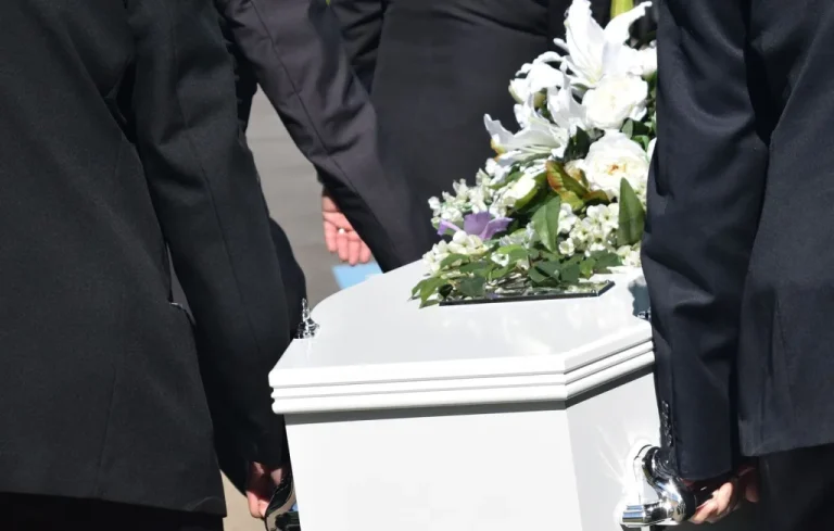 Un homme meurt d&rsquo;une crise cardiaque à l&rsquo;enterrement de son fils