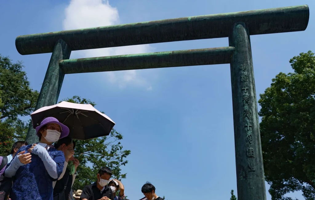 Un touriste australien choque le Japon en buvant une offrande