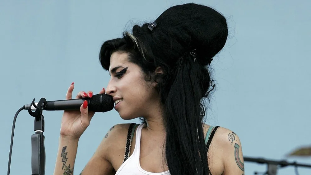 Amy Winehouse performing