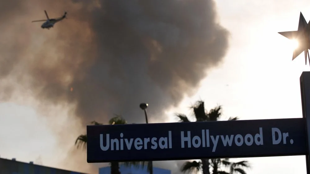 Feu dans un dépôt d'enregistrements et hélicoptère