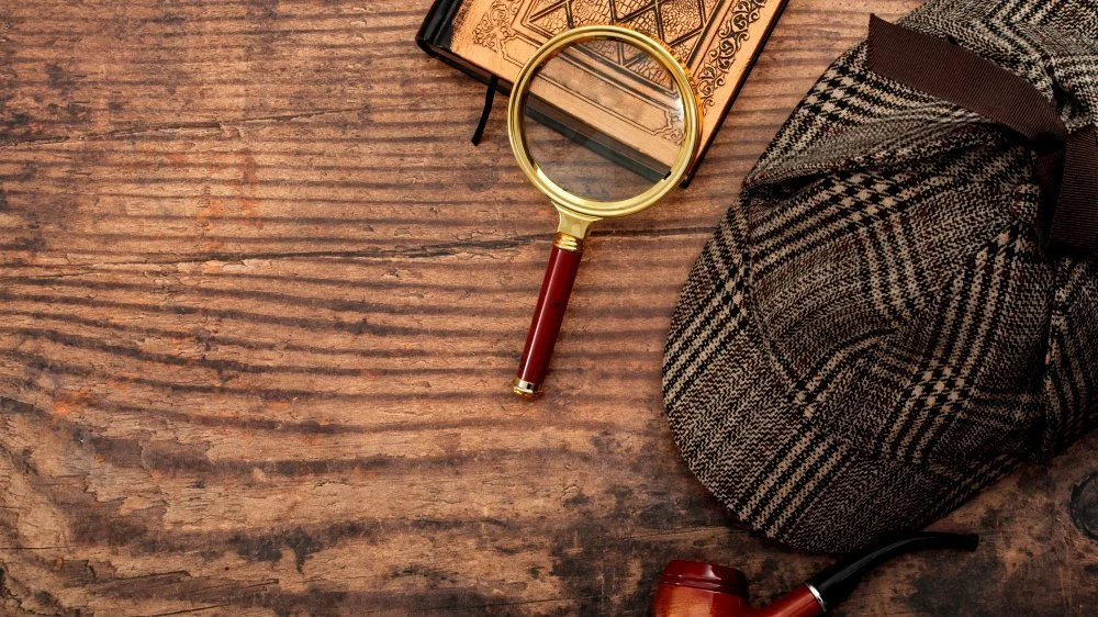 Chapeau, pipe et loupe évoquant Sherlock Holmes