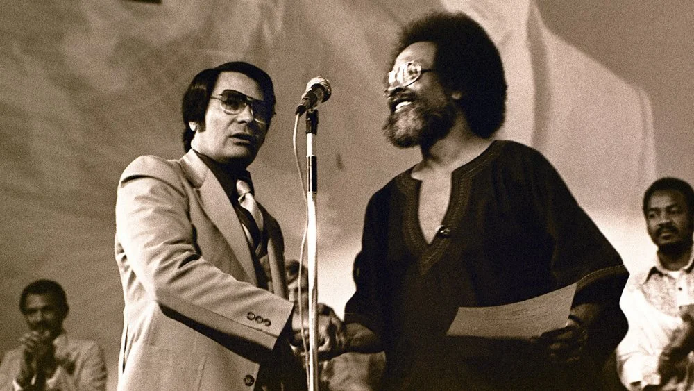 Jim Jones serrant la main