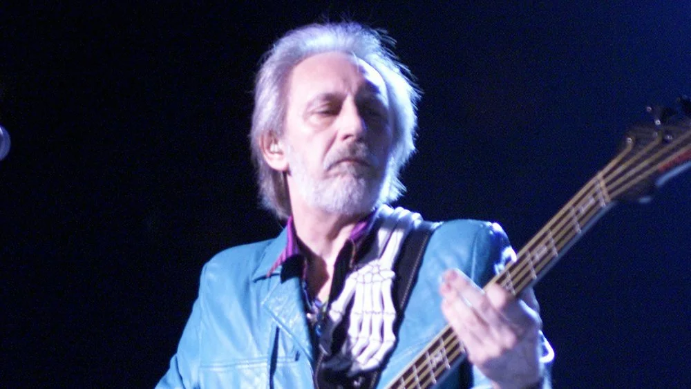 John Entwistle jouant de la basse sur scène