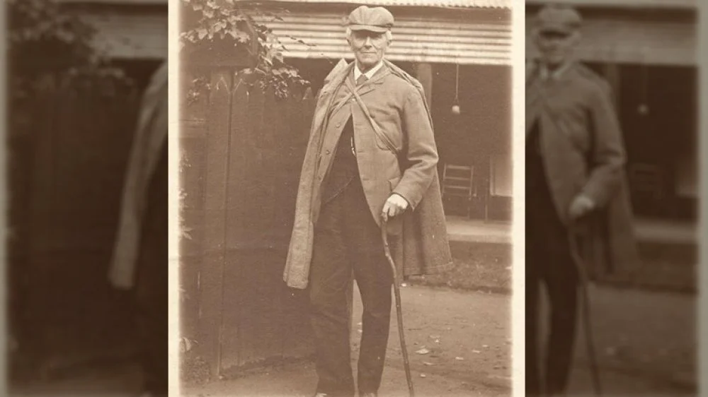 Dr Joseph Bell portant la tenue de Sherlock Holmes