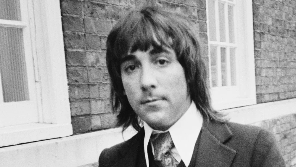 Keith Moon walking a street
