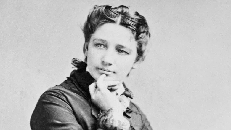 Victoria Woodhull tenant sa main au menton