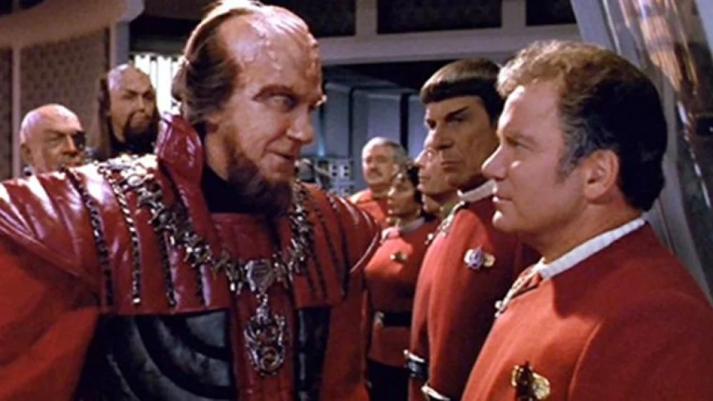 Kirk parlant avec le chancelier klingon dans Star Trek VI