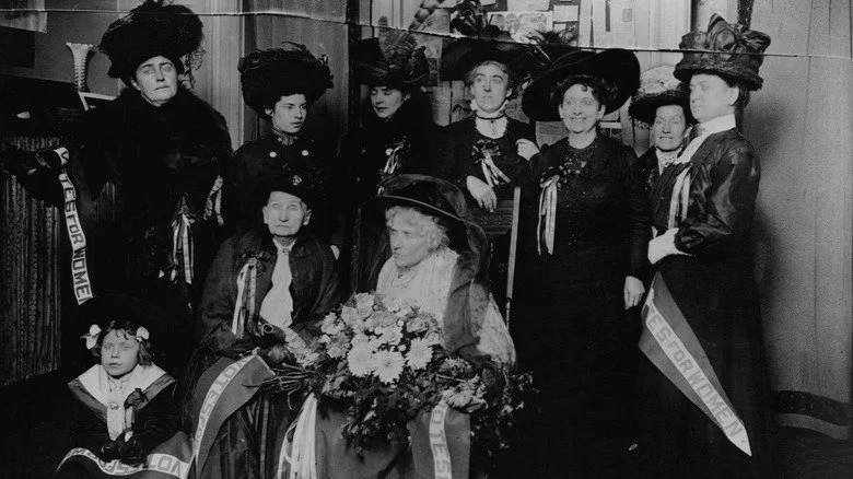 Woodhull parmi des suffragettes