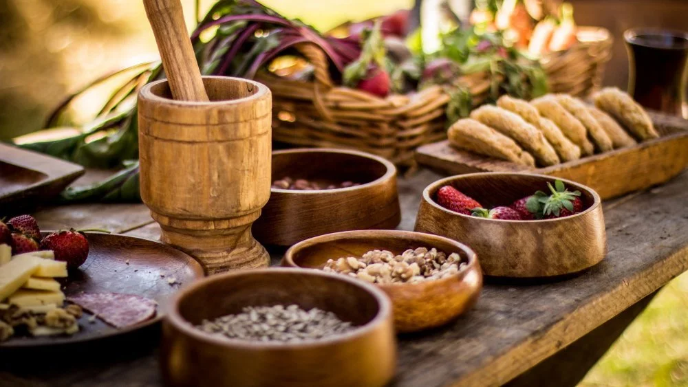 Table médiévale garnie de plats vikings