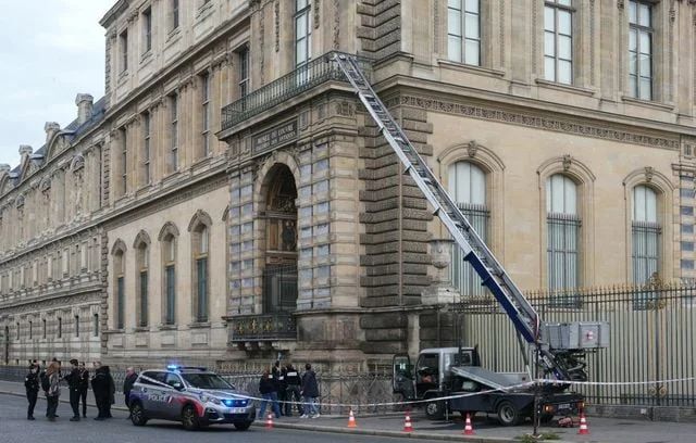 Nacelle utilisée pour accéder aux fenêtres de la galerie d'Apollon