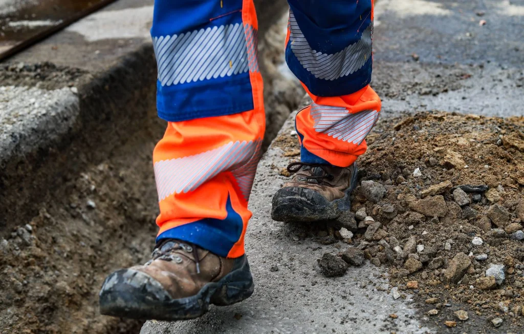 Accident Mortel à Lunas : Un Ouvrier Décède Après l'Effondrement d'un Poteau