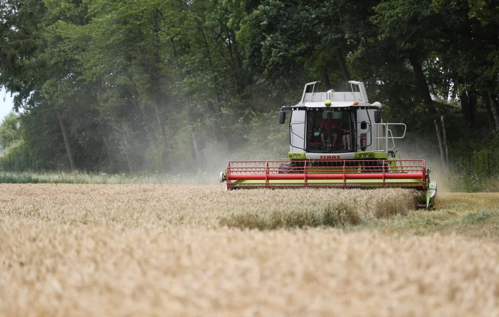Accident de moissonneuse-batteuse : un agriculteur blessé en Lot-et-Garonne