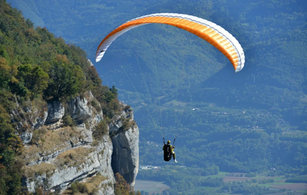 Accident de parapente en Haute-Savoie : un homme gravement blessé