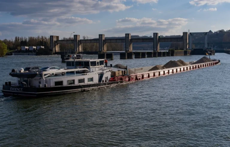 Accident fluvial en Essonne : une péniche sauve la mise