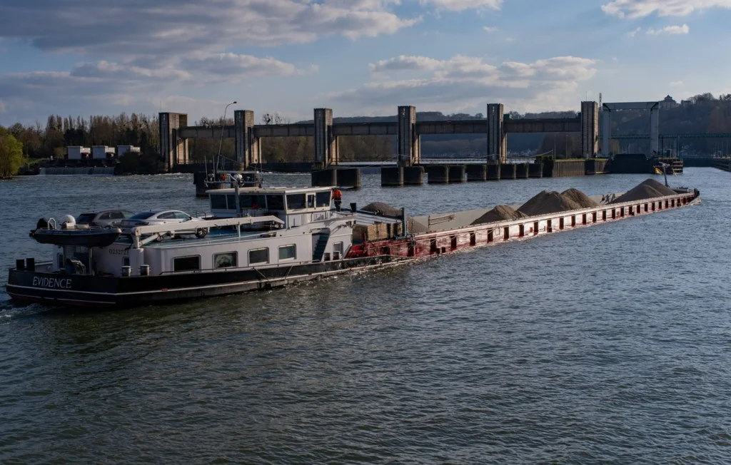 Accident fluvial en Essonne : une péniche sauve la mise