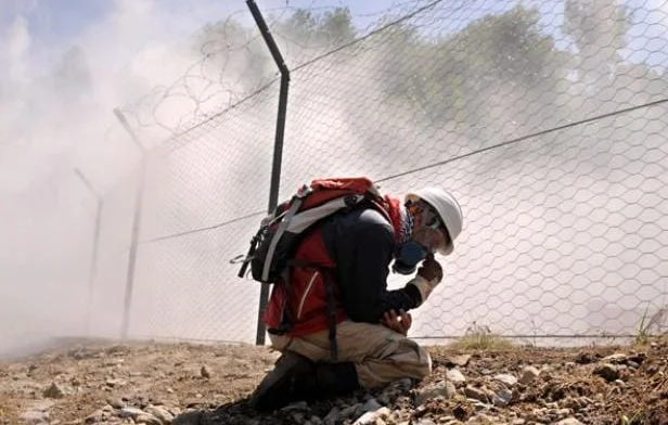 Biscarrosse : une étrange fumée blanche sort des trottoirs