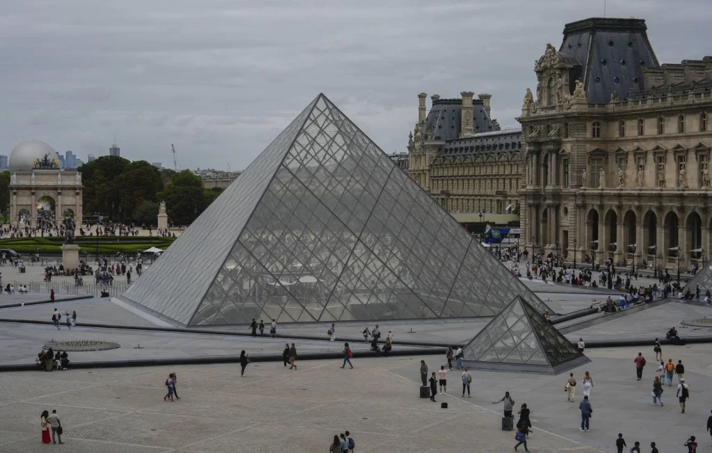 Braquage au Louvre : pas de blessés, musée fermé à Paris