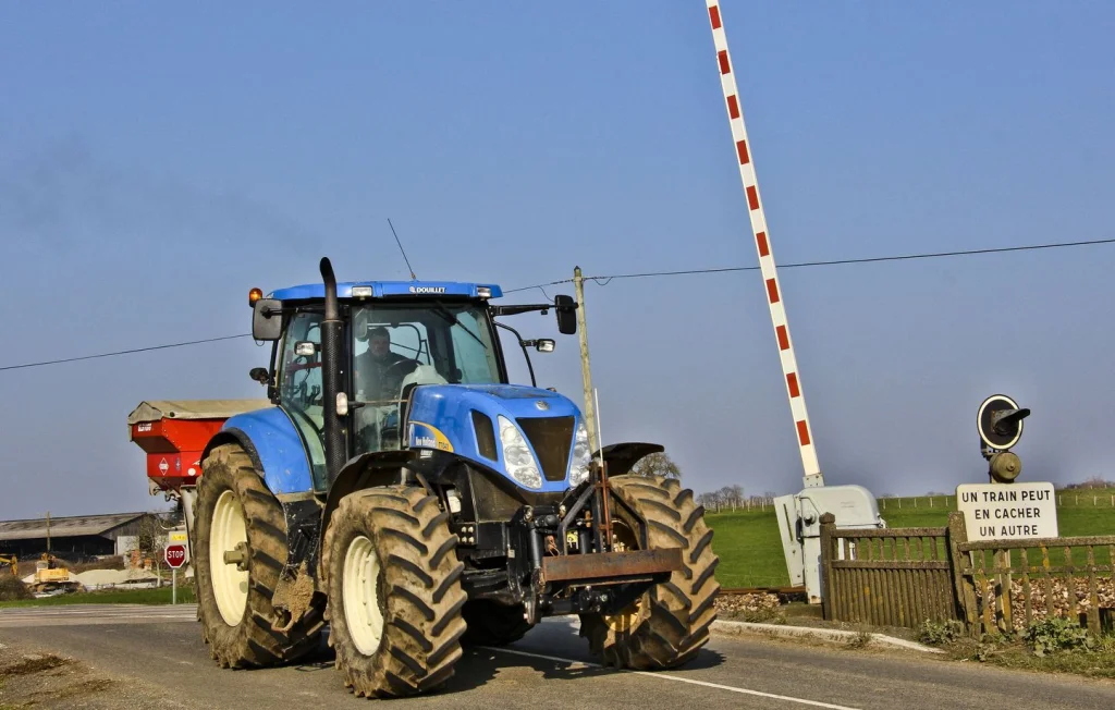 Braquage audacieux d'un distributeur avec un tracteur en Lozère
