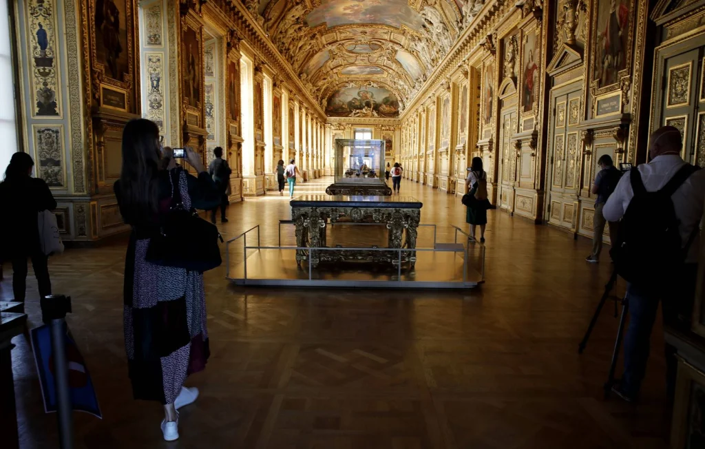 Cambriolage au Louvre : La direction défend ses vitrines fragiles