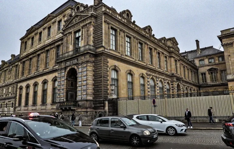 Cambriolage au Louvre : l&rsquo;homme mystérieux fascine le web
