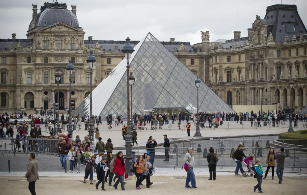 Cambriolage au Louvre : un braquage digne de Fantômette