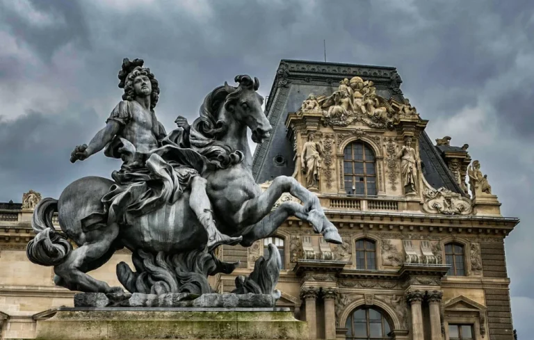 Cambriolage au Louvre : un gardien témoin du spectaculaire vol