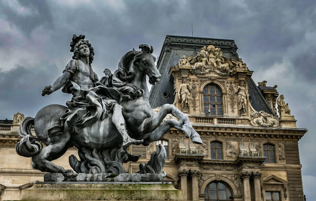 Cambriolage au Louvre : un gardien témoin du spectaculaire vol
