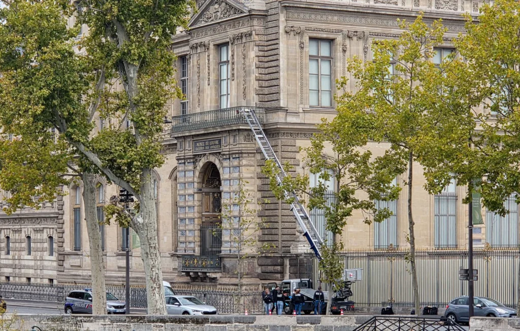 Cambriolage au Louvre : vol de bijoux historiques en pleine journée