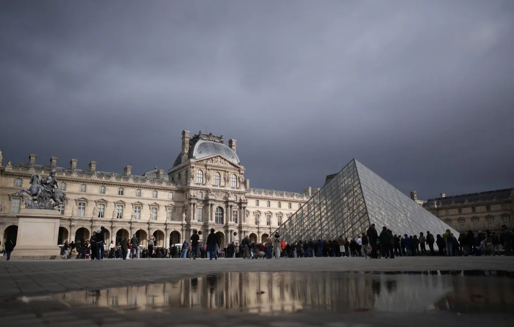 Cambriolage du Louvre: cinq nouvelles arrestations annoncées