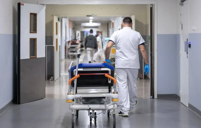 Carcassonne : Un homme drogué sème le chaos aux urgences