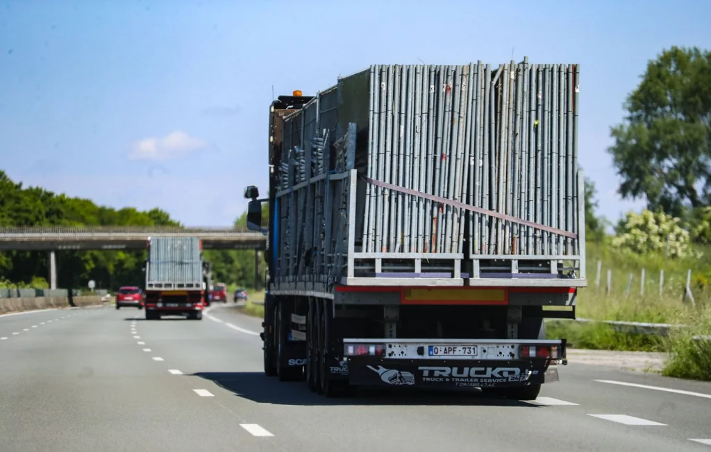 Chalonnes-sur-Loire : Un camion perd sa cargaison de tôles
