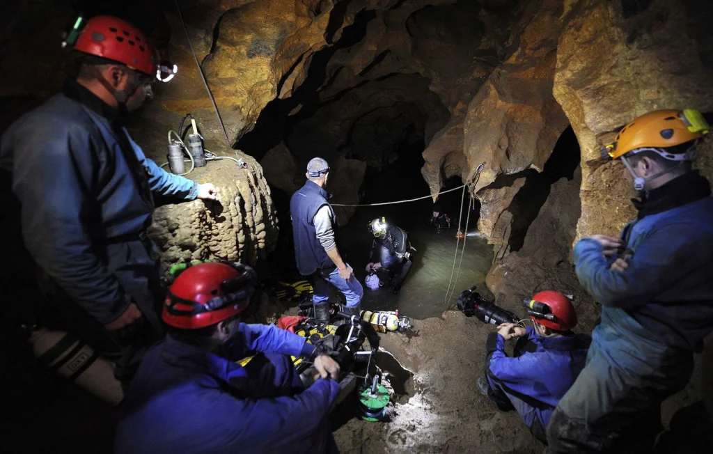Chute d'un spéléologue en Haute-Savoie : un sauvetage héroïque