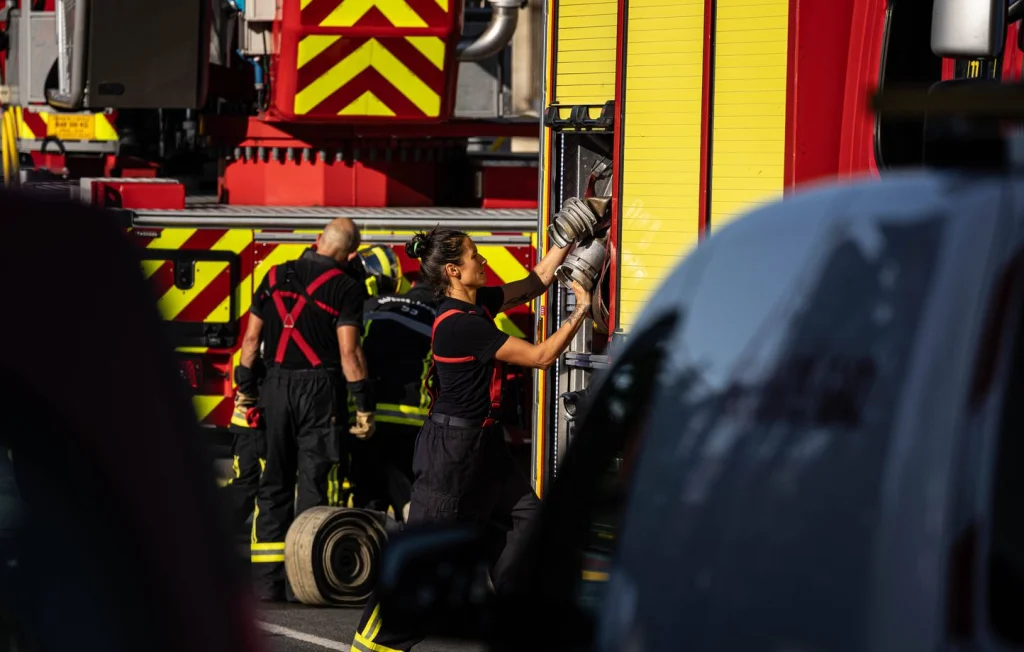 Des pompiers sauvent un chien bloqué sur une falaise dans le Lot