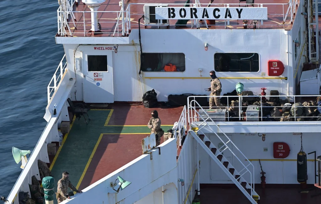 Garde à vue prolongée pour l'équipage du pétrolier fantôme 'Boracay'