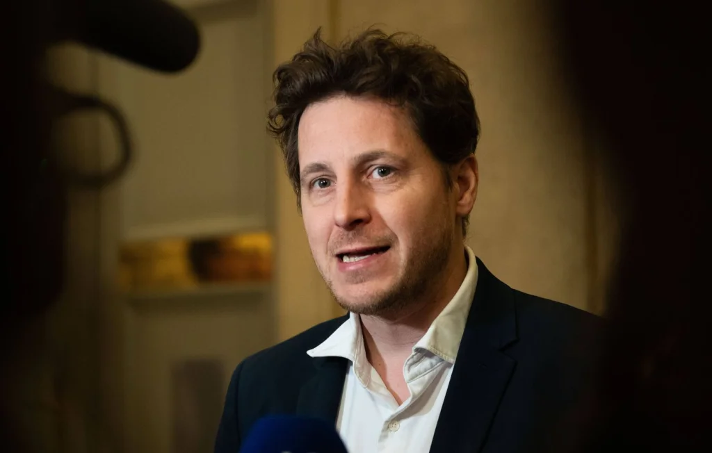 Julien Bayou défend les riverains d'Orly contre les nuisances sonores