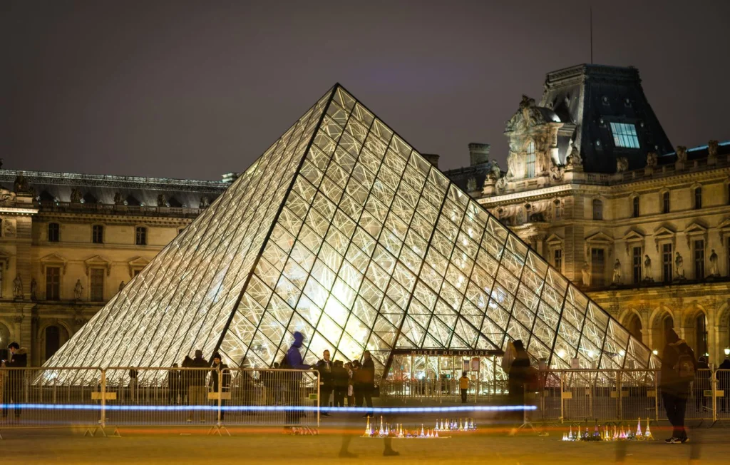 Le Louvre modifie son slogan après un cambriolage