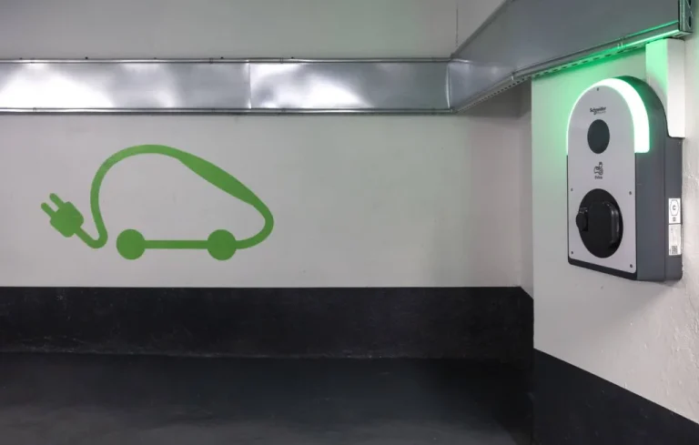 Les hybrides rechargeables, déception écologique et économique