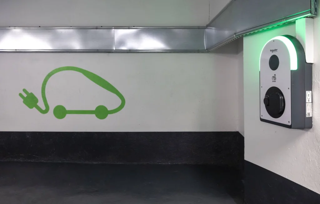 Les hybrides rechargeables, déception écologique et économique