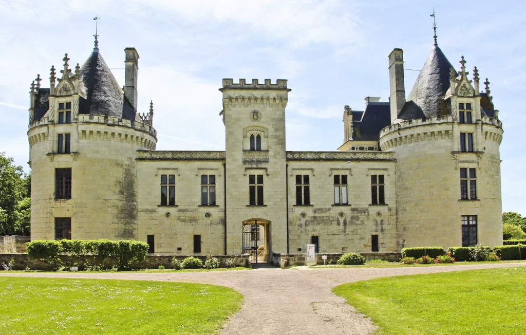 Maine-et-Loire : Un couple propriétaire d'un château vit dans une caravane