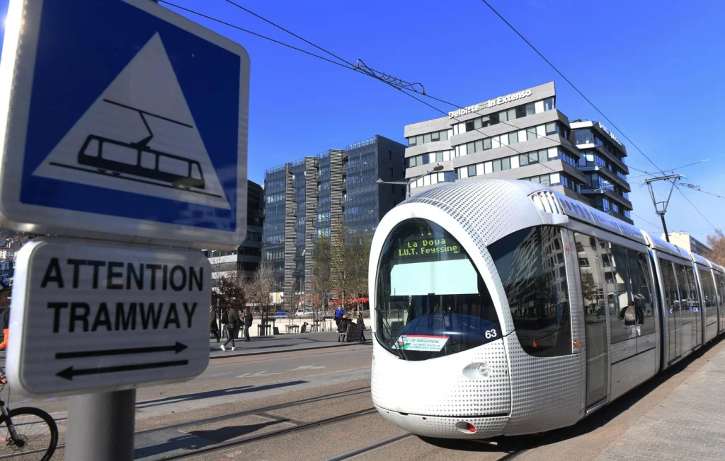 Meurtre à Vénissieux : Un homme poignardé sur les voies du tram