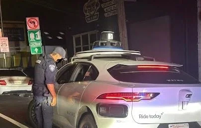 Policiers arrêtent un robotaxi en Californie : un cas inédit