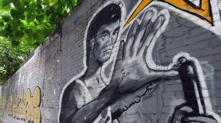 Pourquoi Bruce Lee est-il retourné aux États-Unis à 18 ans ?