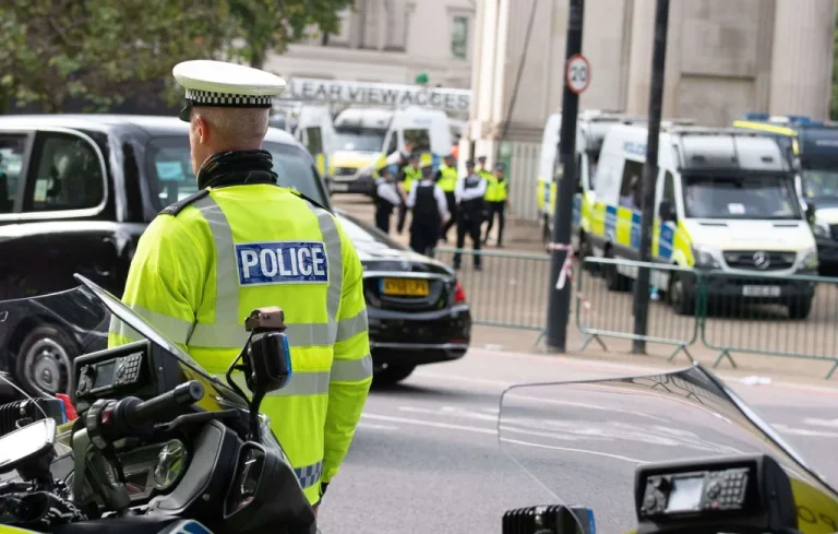 Racisme et misogynie : Neuf policiers londoniens suspendus après enquête