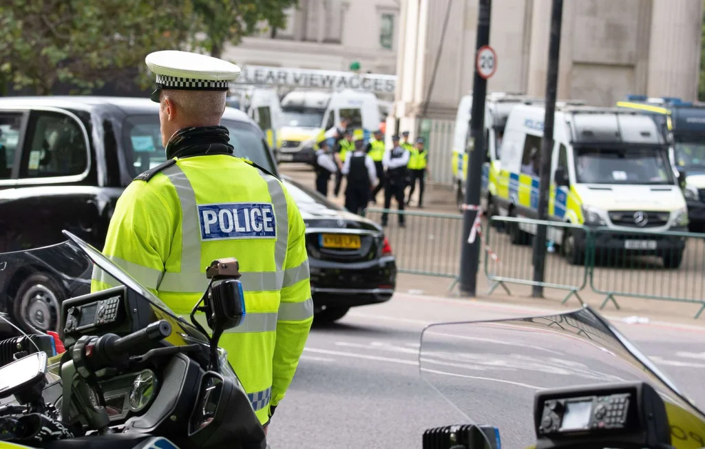 Racisme et misogynie : Neuf policiers londoniens suspendus après enquête