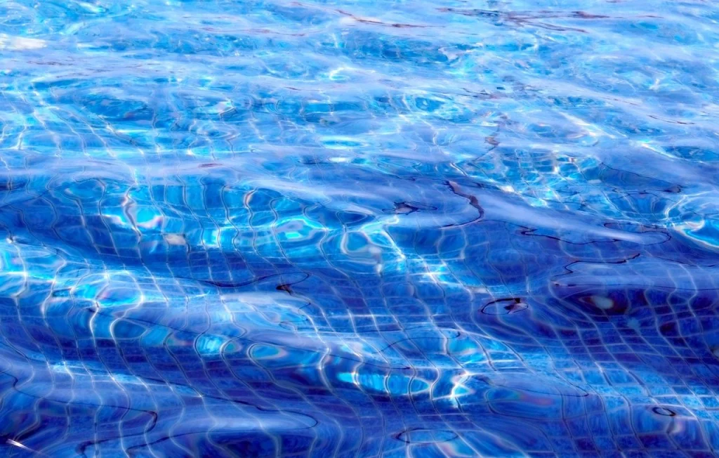 Tragédie en Hérault : Un bébé de 18 mois se noie dans une piscine