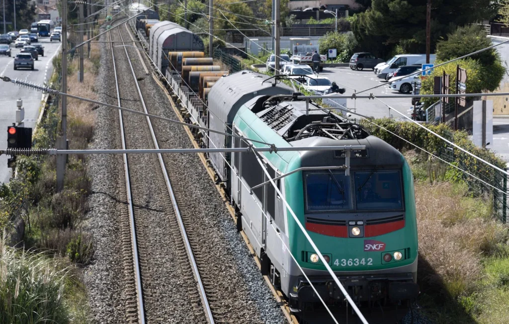 Tragédie en Marne : un automobiliste percuté par un train de fret