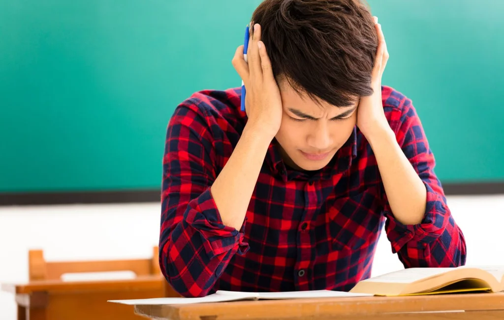 Un enfant détruit son foyer pour un smartphone : Viral ou fake ?